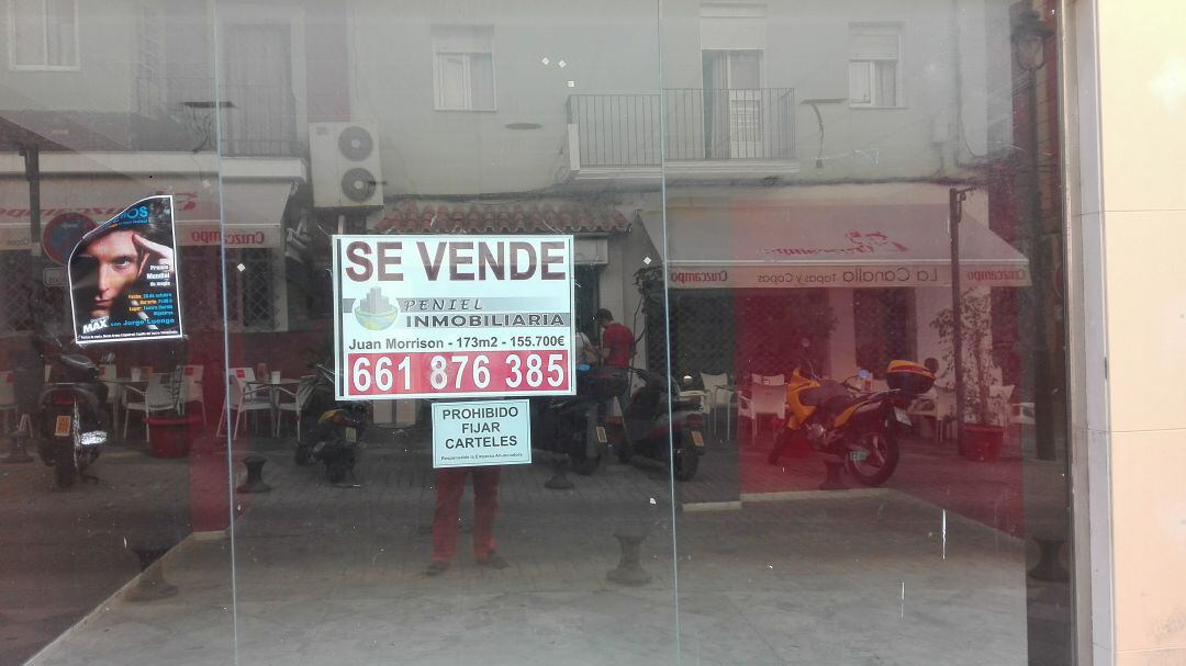 Un comercio cerrado en el centro de Algeciras