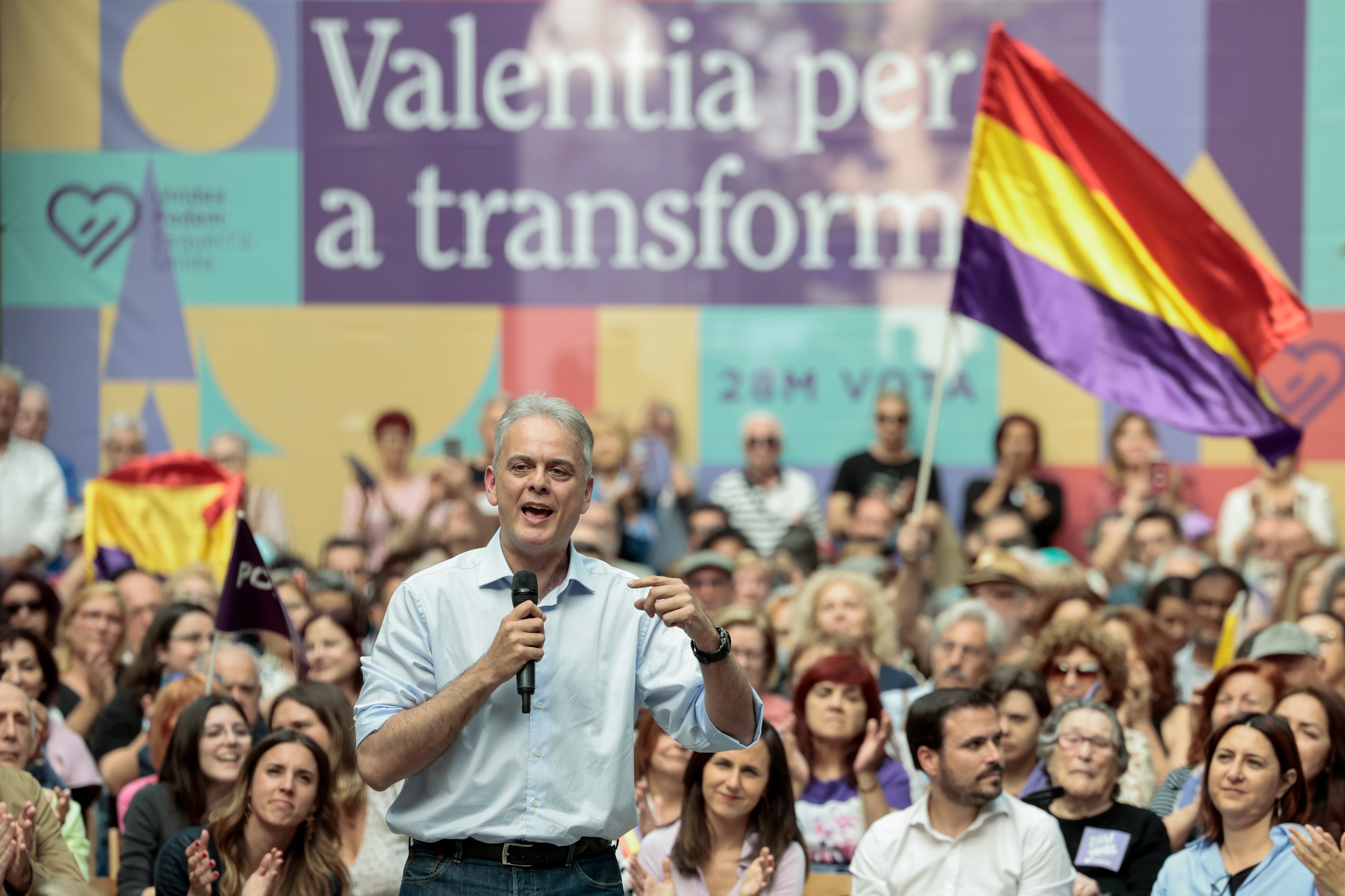 El candidato de Unides Podem a la presidencia de la Generalitat, Héctor Illueca, interviene en el mitin electoral en Valencia arropado por las ministras Ione Belarre ( d) e Irene Montero (izq) y el ministro Alberto Garzón d).