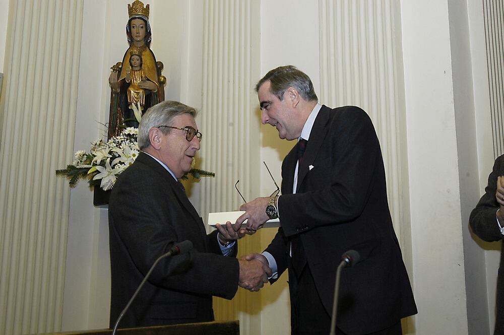 Julio Sobrón recibe un regalo del Diputado General Rabanera, en el homenaje a los jubilados, en 2002