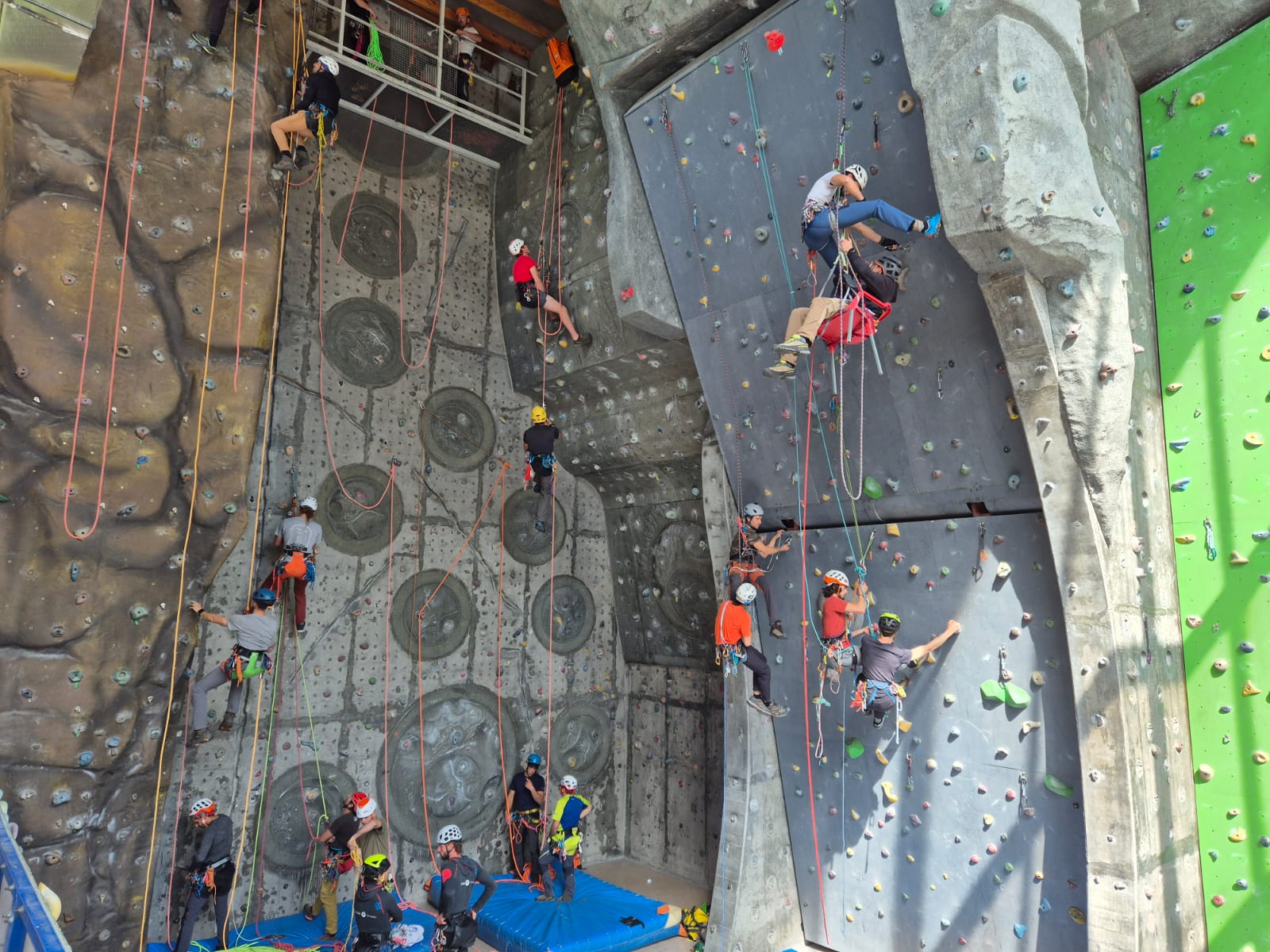 Prácticas de la formación de técnicos de montaña en rocodromo