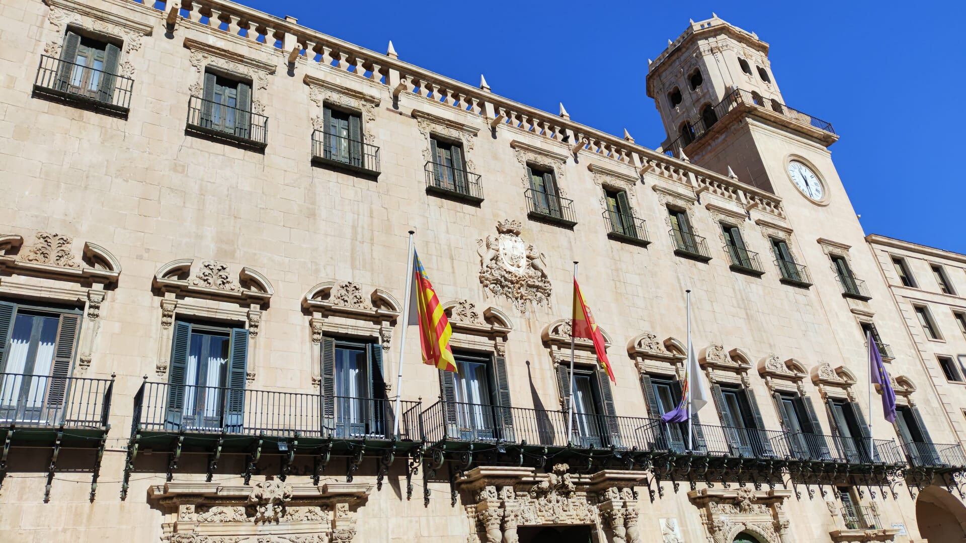 La bandera de Alicante ondea a media asta en señal de duelo tras la muerte del exalcalde popular Miguel Valor