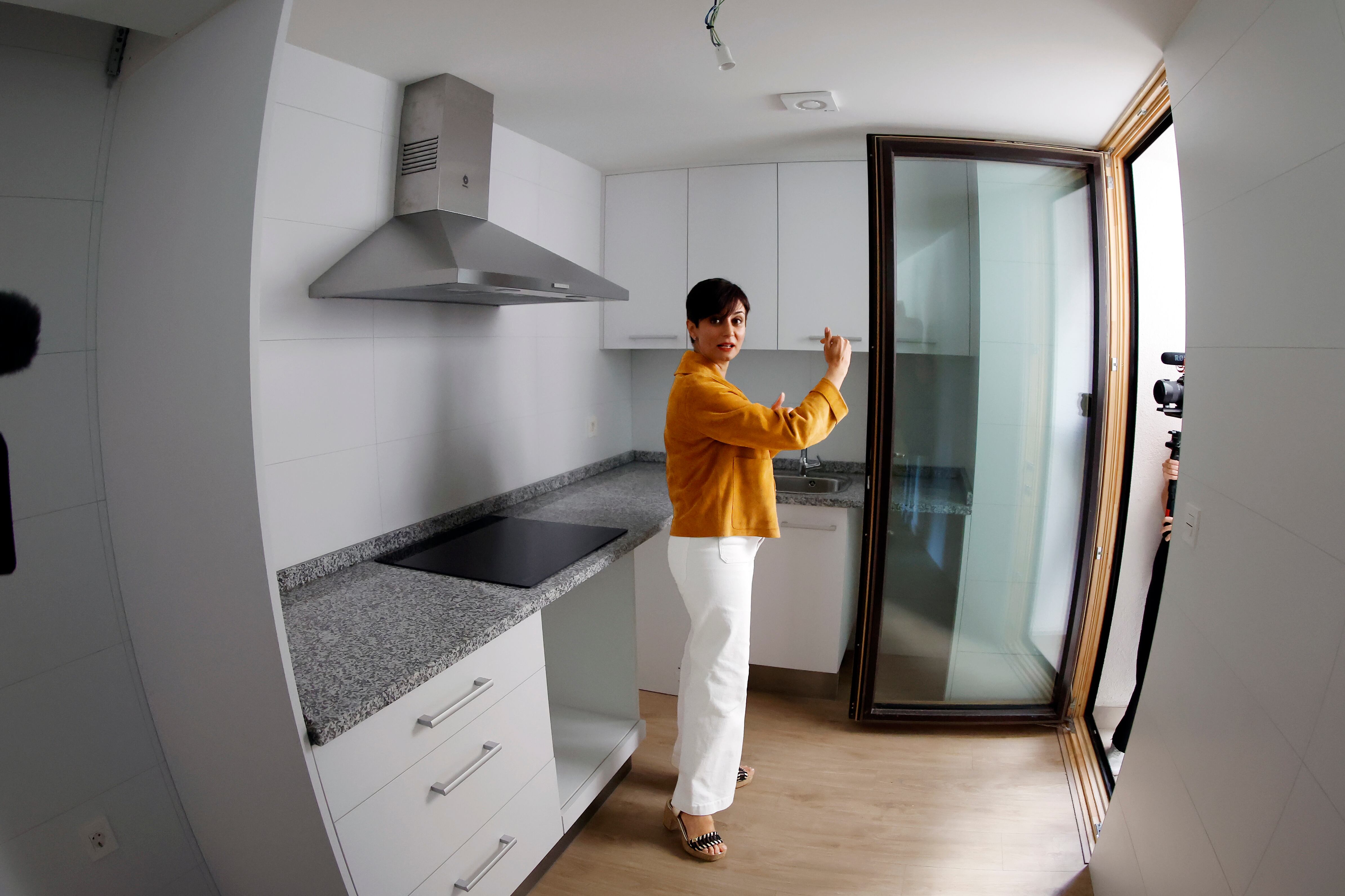 PAMPLONA, 29/05/2025.- La ministra de Vivienda y Agenda Urbana, Isabel Rodríguez, acompañada por la consejera de Vivienda, Juventud y Políticas Migratorias, Begoña Alfaro, y el alcalde de Pamplona, Joseba Asiron, ha visitado en Pamplona un edificio de apartamentos para personas mayores construido en madera en la capital navarra. EFE/Jesús Diges