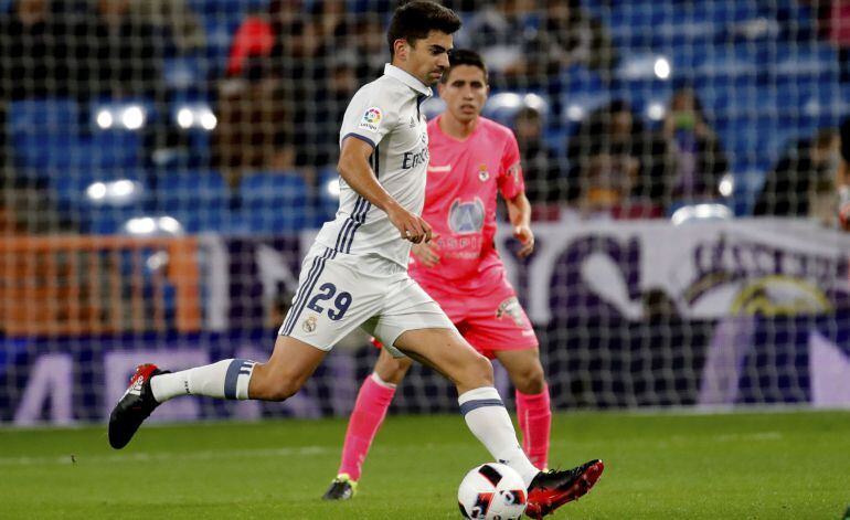 Enzo Zidane controla el balón y trata de conducirlo en el Santiago Bernabéu