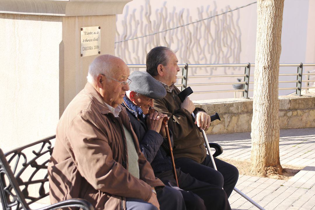 Mayores en una plaza de L&#039;Alcora