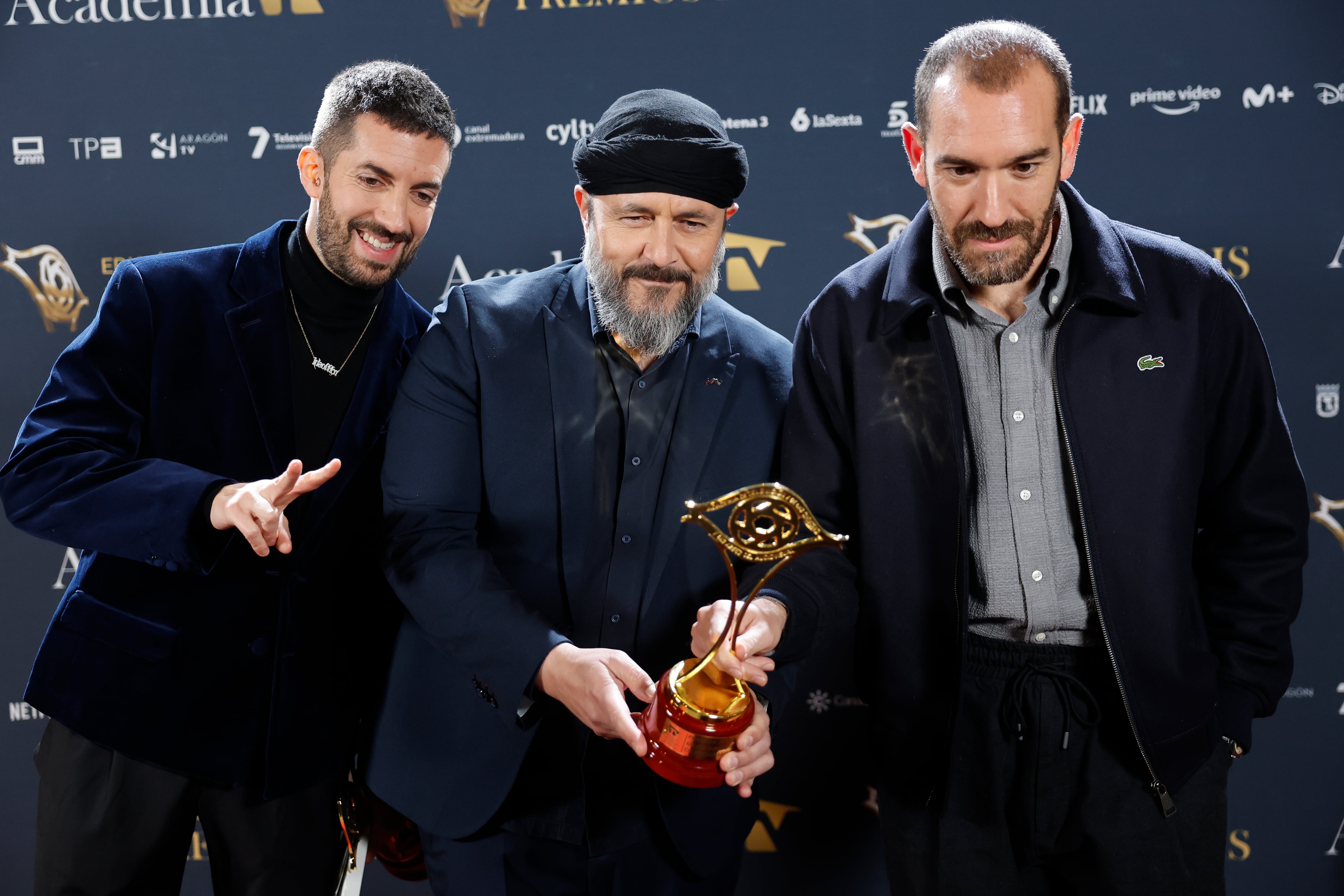 David Broncano, Ricardo Castella y Jorge Ponce reciben el premio Iris a mejor dirección de programa por &quot;La Revuelta&quot;, durante la entrega de los Premios Iris 2024, celebrada este martes en Madrid. EFE/Sergio Pérez