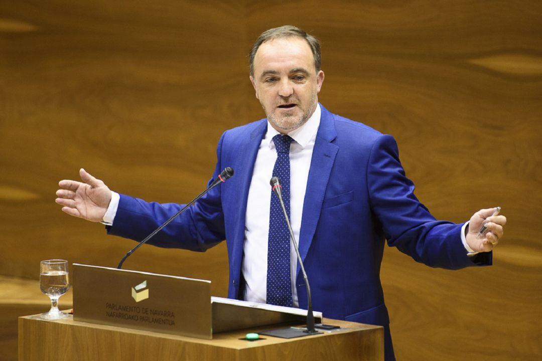 Javier Esparza (Navarra Suma) durante una intervención parlamentaria