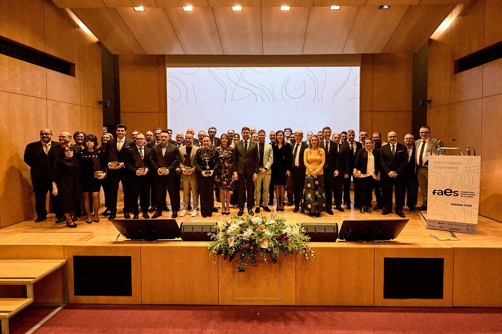 Foto de familia de los premiados en la Gala FAES junto a las autoridades.
