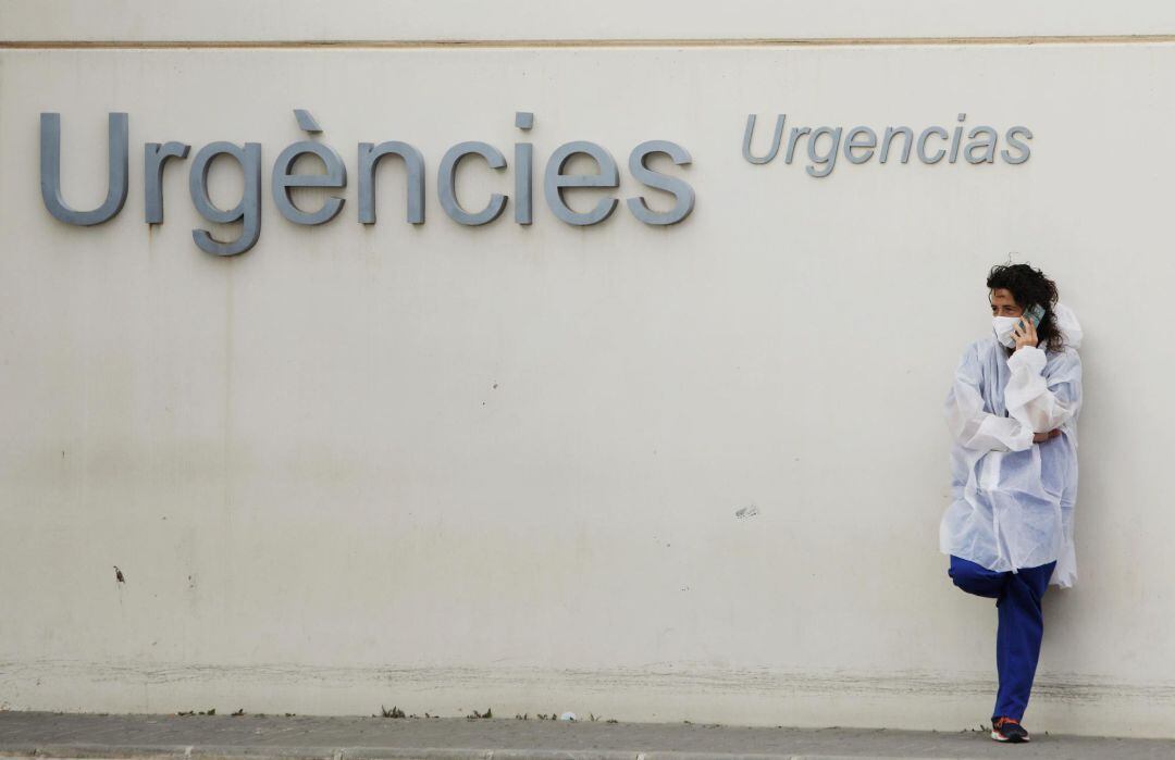 Una sanitaria habla por teléfono en la zona de urgencias del Hospital La Fe de Valencia. 