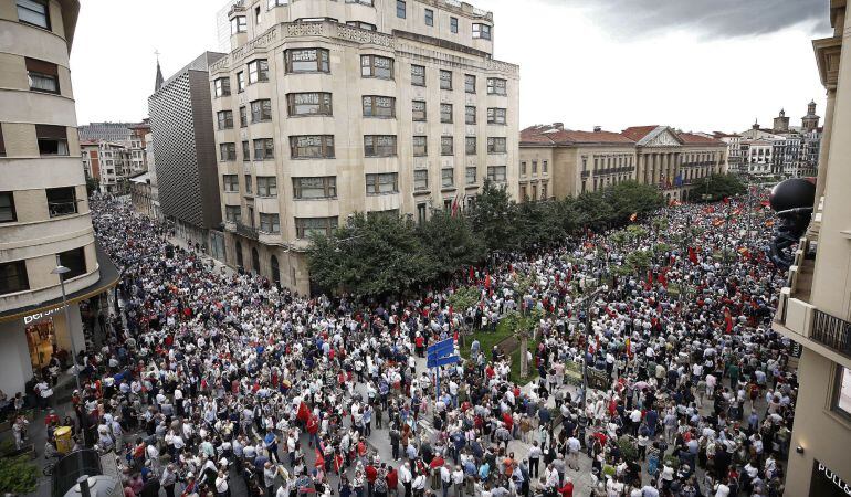 Miles de personas durante la manifestación llevada a cabo hoy por las calles del centro de Pamplona bajo el lema "Por el futuro de todos en igualdad", para protestar por lo que consideran una "imposición" del euskera en Navarra.