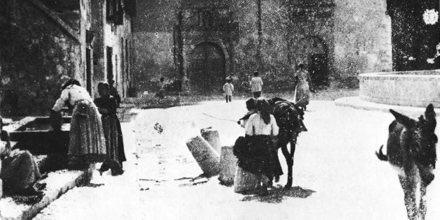 Aguadoras en la fuente de San Antón.