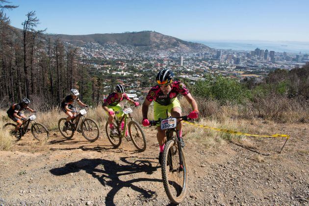 Dos parejas de corredores de la Cape Epic, con Ciudad del Cabo al fondo