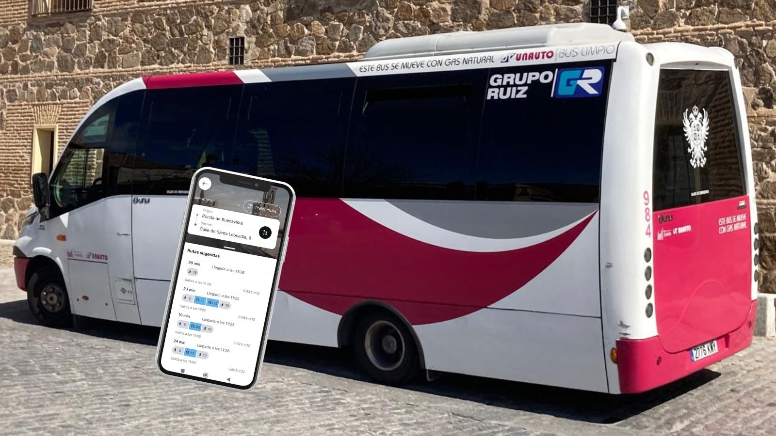 Montaje de un autobús urbano de Toledo con la app que se ha puesto en marcha para facilitar la movilidad por la ciudad