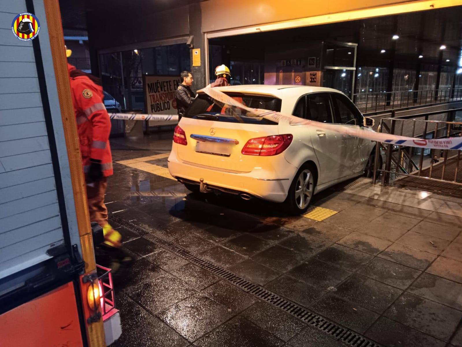 Empotra su coche contra una boca de metro en Manises tras confundirla con la entrada de un parking