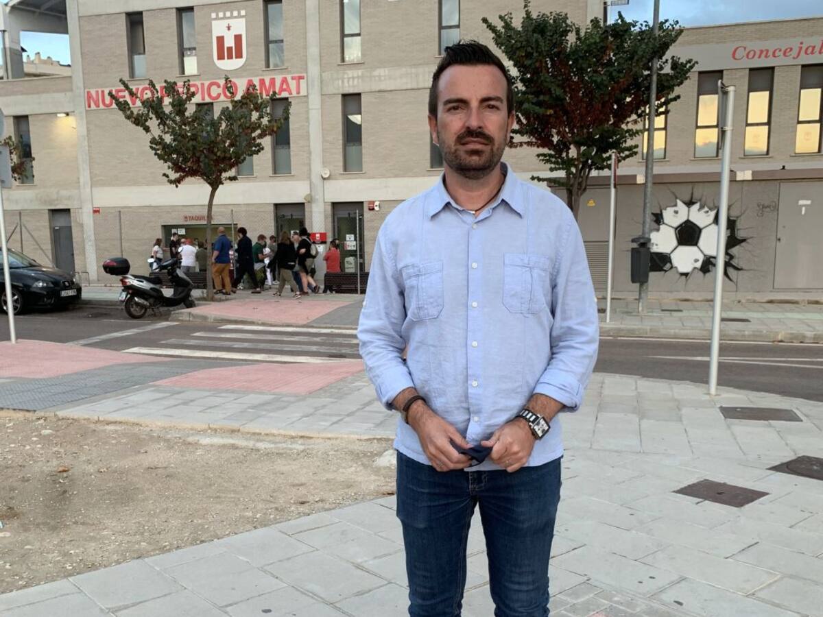 Fernando Gómez: "En Elda no se prohíbe a nadie entrenar en la pista de atletismo"