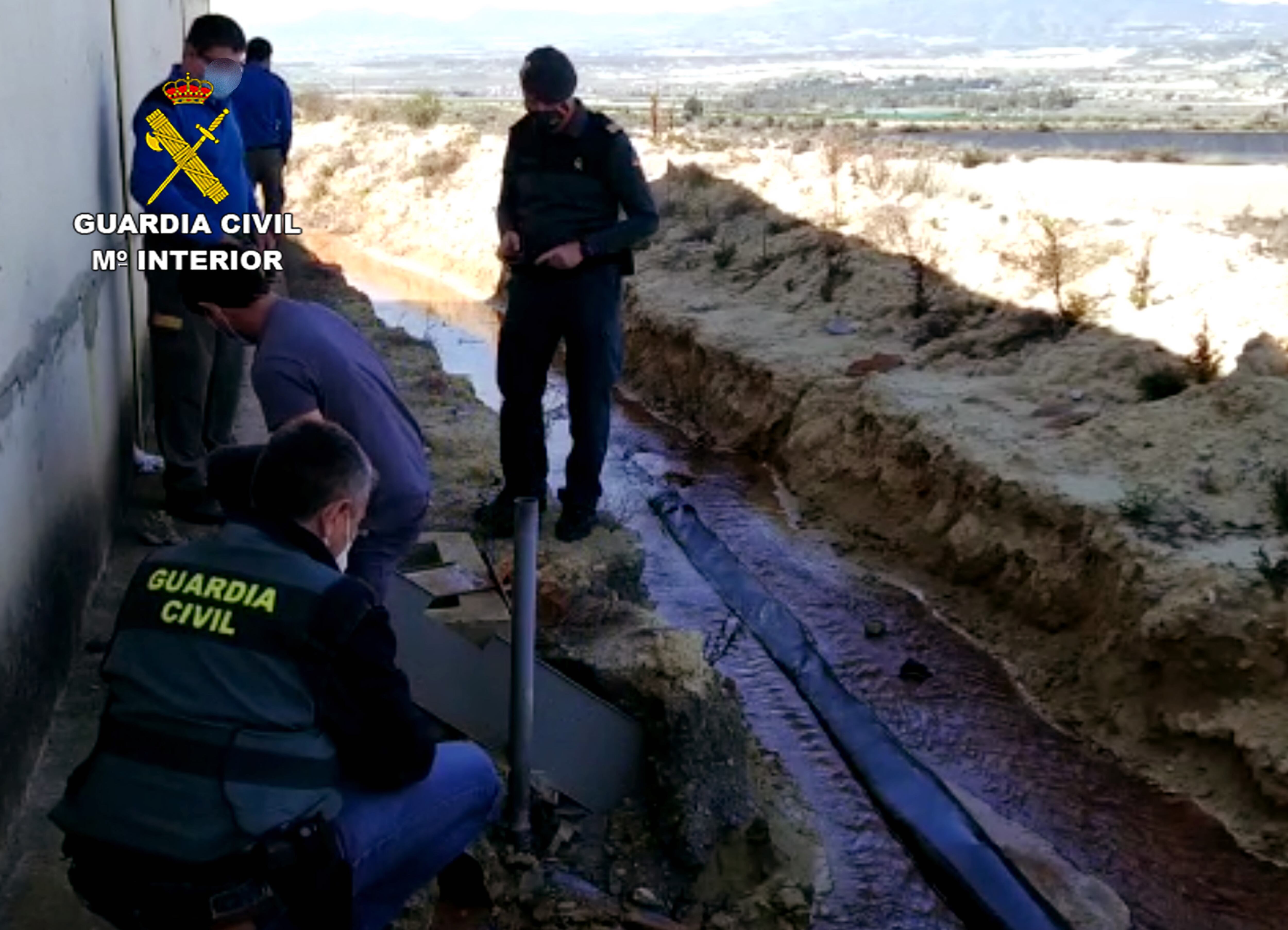 Agentes de la Guardia Civil de la Región de Murcia en una finca del Guadalentín