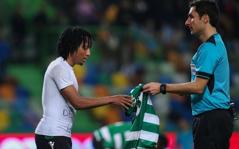 Gelson Martins, vio la segunda amarilla tras quitarse la camiseta