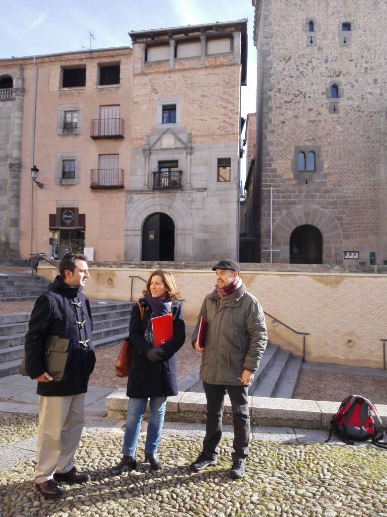 Alberto López Villa, abogado de IU, Ana Peñalosa portavoz de IU y el concejal en el Ayuntamiento Segovia, Ángel Galindo.