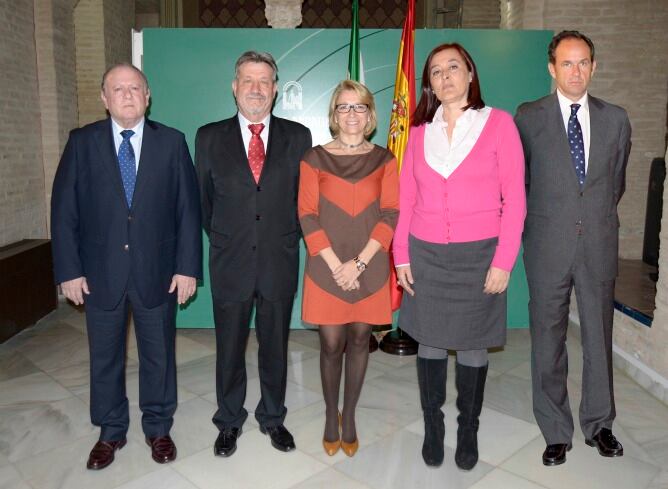 Carmen Tovar, en el centro, junto a los cuatro presidentes del coso del Baratillo.
