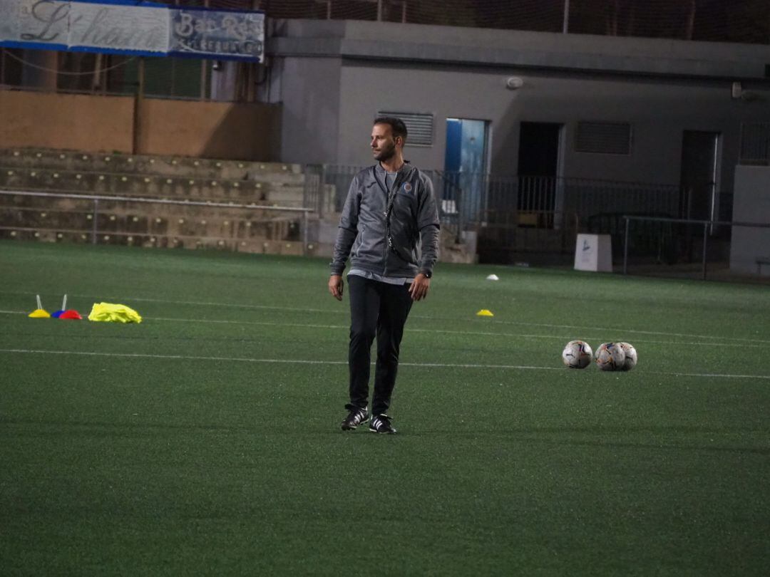 Álex Pallarés durante un entrenamiento con el CF Gandia