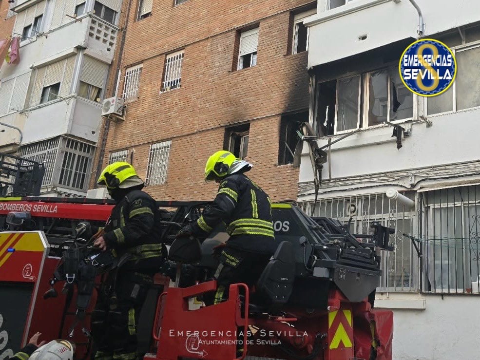 Incendio en un bloque de viviendas en el Polígono San Pablo de Sevilla