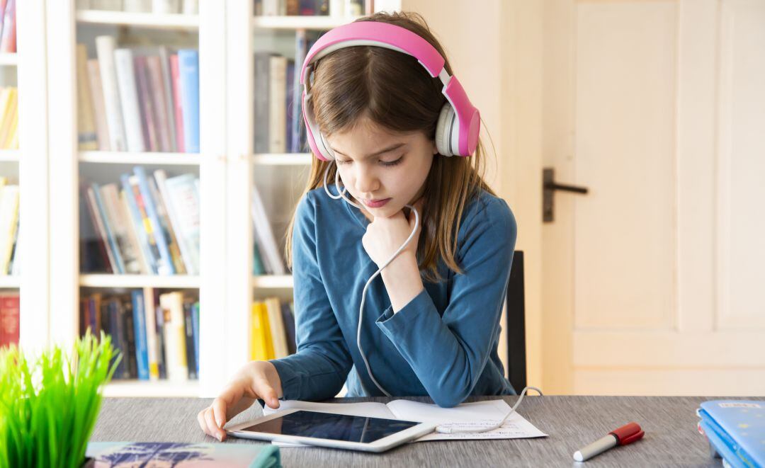 Padres y madres molestos por las tareas digitales impuestas por la Junta de Andalucía en los colegios públicos