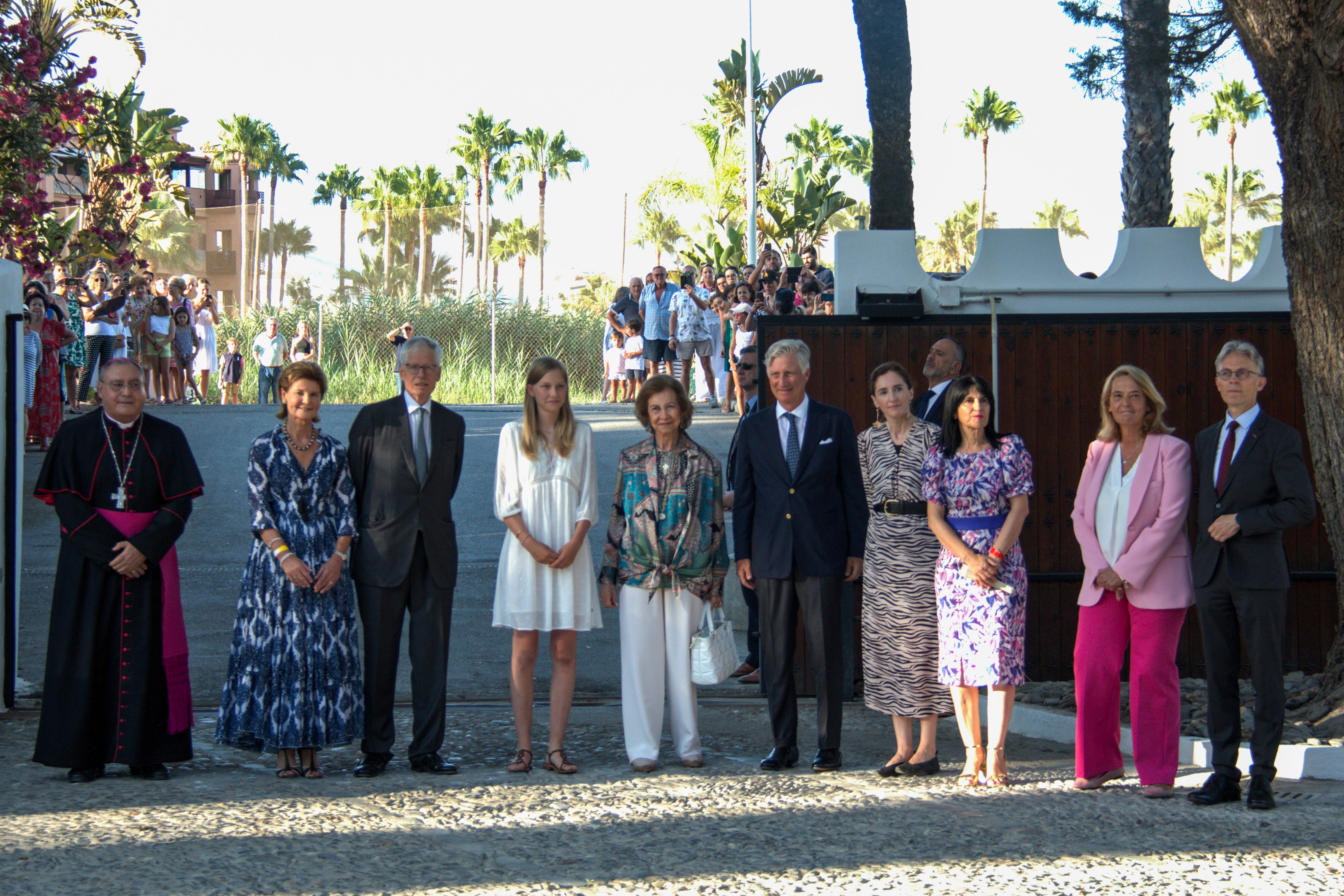 El rey Felipe de Bélgica (5-d) y la reina emérita Sofía (5-i) han inaugurado este lunes en Motril (Granada) una muestra permanente dedicada a los que fueran reyes de los belgas Balduino y Fabiola, con motivo del treinta aniversario del fallecimiento del monarca en la finca que poseía en esta localidad. En la foto, posando junto a la princesa Margarita de Luxemburgo (2-i), la princesa Eleonore (4-i) y la presidenta de la Fundación INEIS, Leticia Ruiz de Ojeda (4-d), entre otros