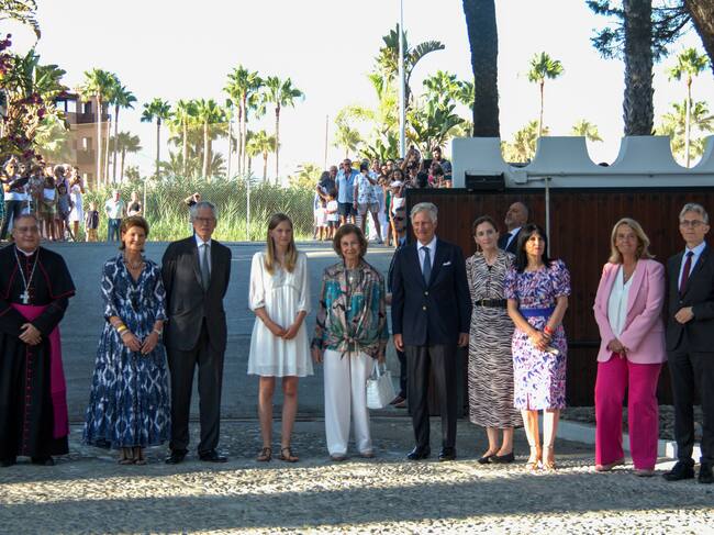 El rey Felipe de Bélgica (5-d) y la reina emérita Sofía (5-i) han inaugurado este lunes en Motril (Granada) una muestra permanente dedicada a los que fueran reyes de los belgas Balduino y Fabiola, con motivo del treinta aniversario del fallecimiento del monarca en la finca que poseía en esta localidad. En la foto, posando junto a la princesa Margarita de Luxemburgo (2-i), la princesa Eleonore (4-i) y la presidenta de la Fundación INEIS, Leticia Ruiz de Ojeda (4-d), entre otros