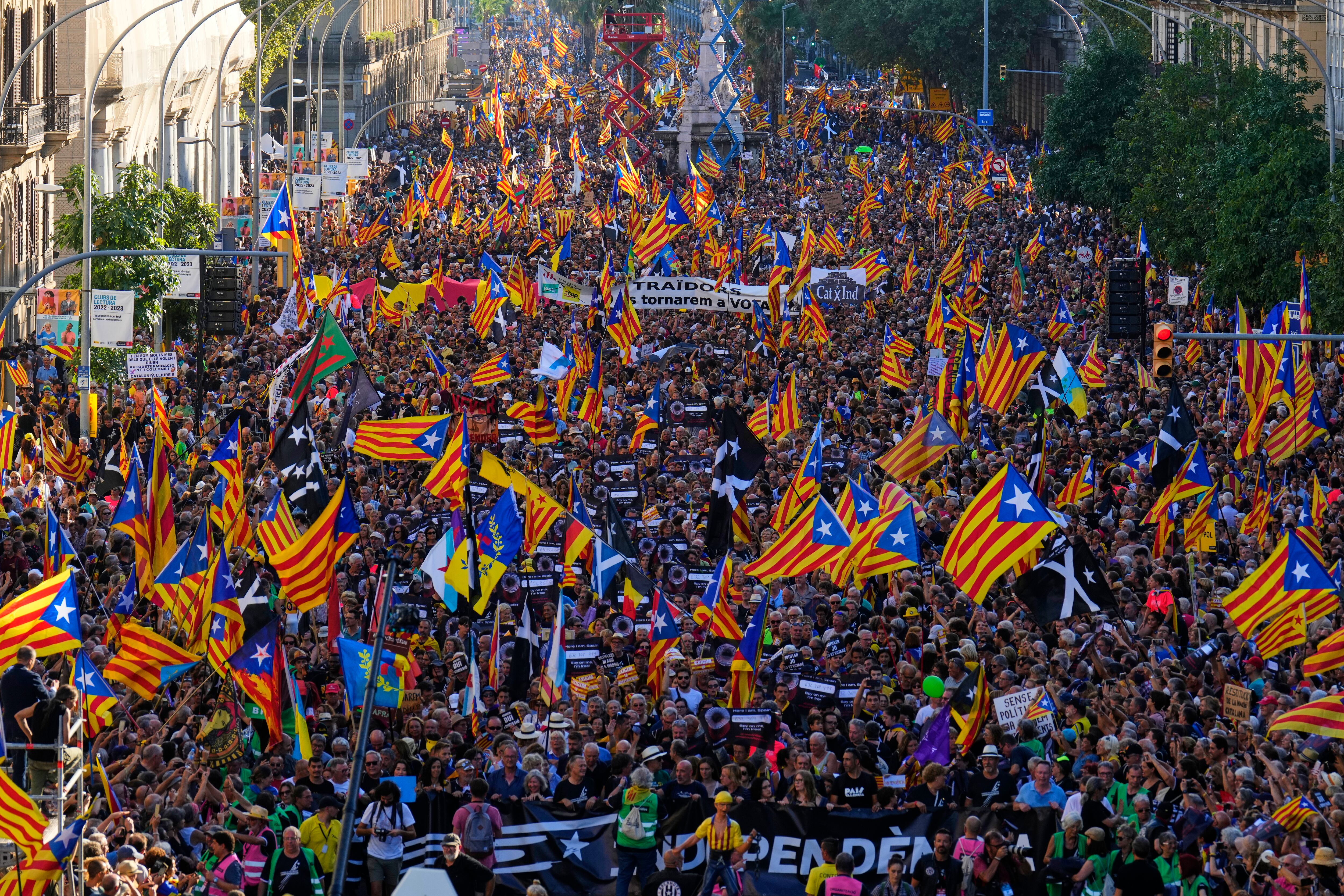 BARCELONA, 11/09/2022.- Manifestación independentista de la Asamblea Nacional Catalana (ANC) con motivo de la Diada del 11 de septiembre, este domingo en Barcelona. EFE/ Alejandro Garcia