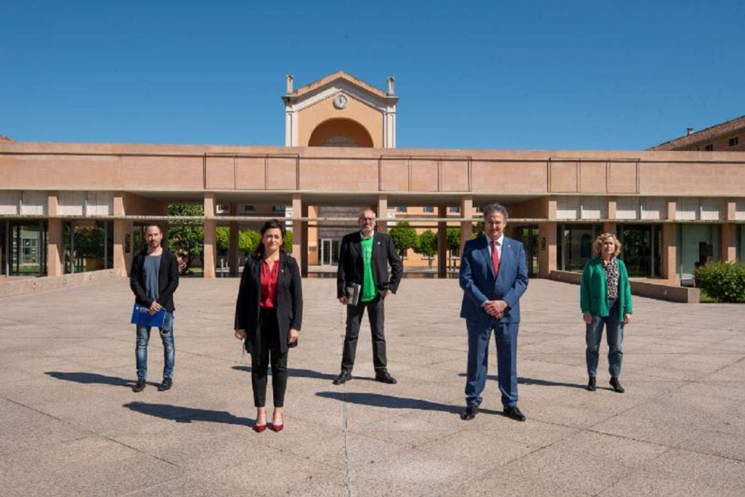 La presidenta del Gobierno de La Rioja, Concha Andreu, junto con el resto de firmantes del acuerdo.