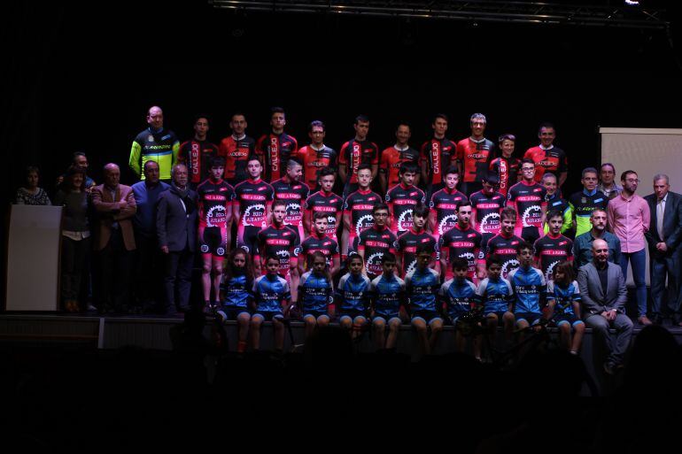 Foto de familia de todos los equipos del Club Ciclista Arandino para esta temporada 2018.