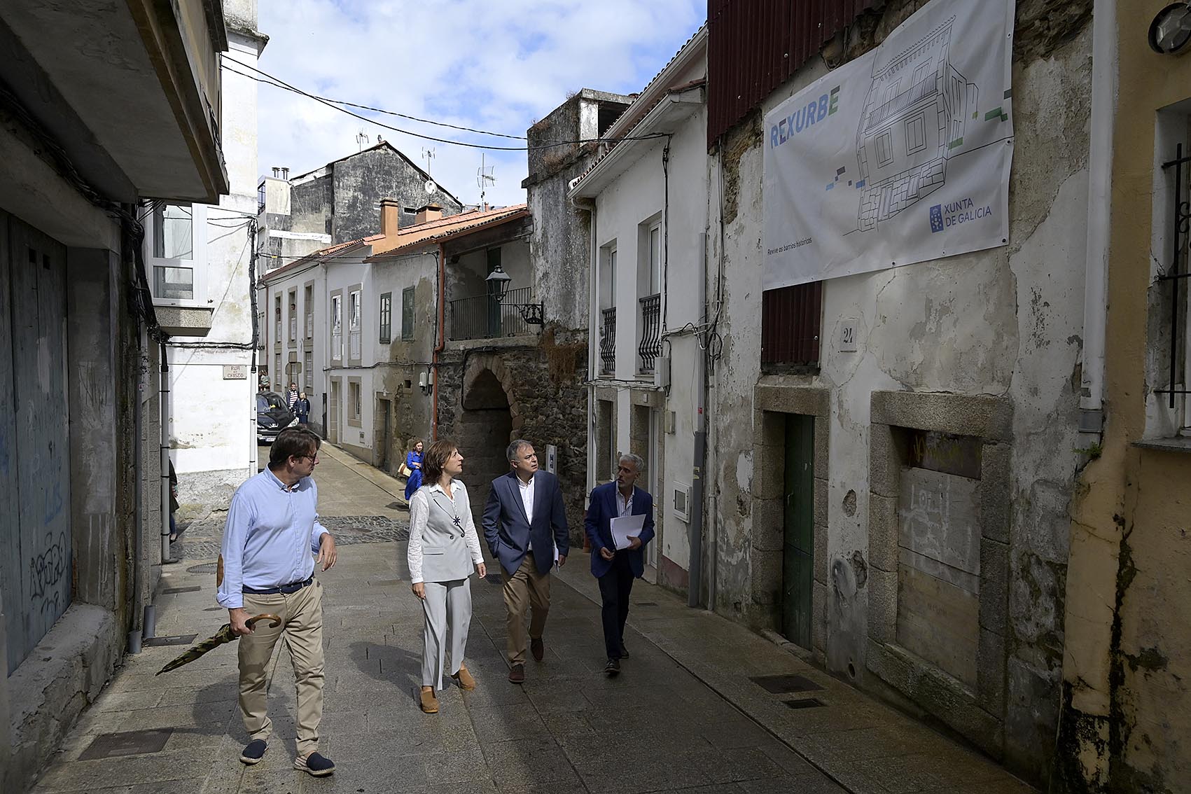 La conselleira de Vivenda, Ángeles Vázquez, visita el casco histórico de Betanzos