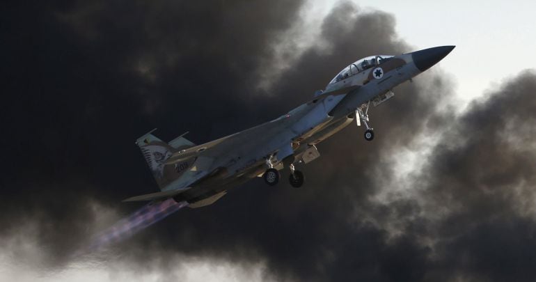 Un F-15 de las fuerzas armadas de Israel durante una demostración aérea. 