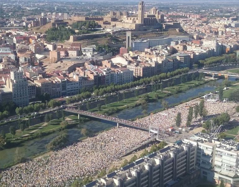 Imatge aèria des de l'helicòpter, de la multitudinària diada a Lleida