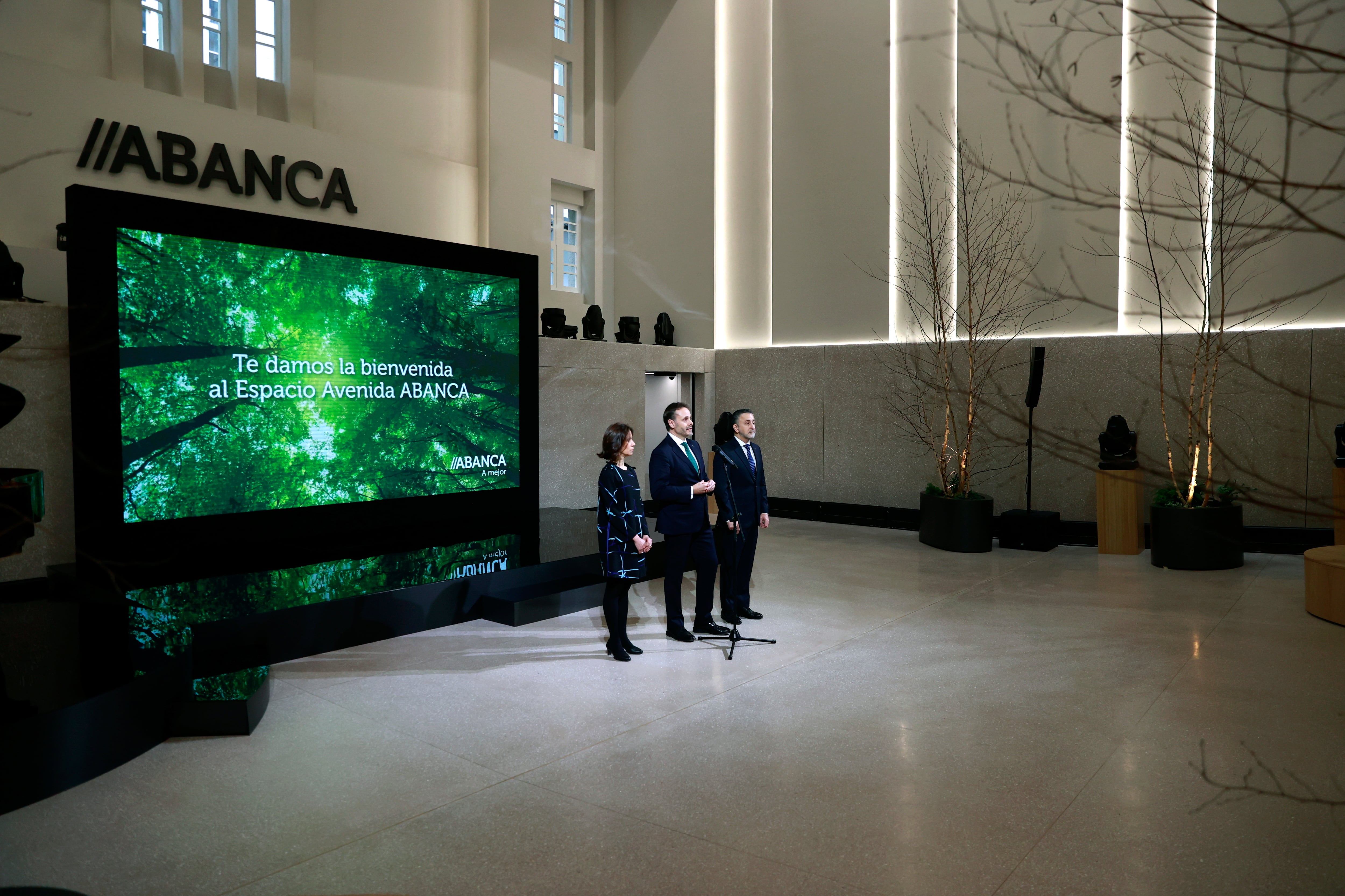 A CORUÑA, 20/02/25.- ABANCA inaugura este jueves su nuevo centro corporativo en la ciudad de A Coruña, situado en el antiguo Cine Avenida, que pasará a denominarse &#039;Espacio Avenida&#039;. En la presentación a los medios de comunicación han estado presentes Gerardo Fuertes (c), director ejecutivo de Territorios y Redes de ABANCA; Óscar Salgado (d), director territorial y Pilar Ceide (i), gerente de Proxectos Inmuebles de la entidad. EFE/Cabalar
