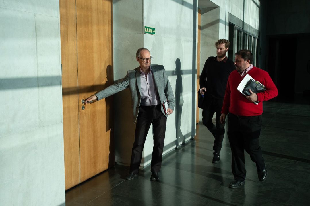 Adolfo Araiz (i) Maiorga Ramirez (c), de EH Bildu, y Unai Hualde (d), de Geroa Bai, se dirigen a la reunión de la Junta y Mesa de Portavoces del Parlamento de Navarra