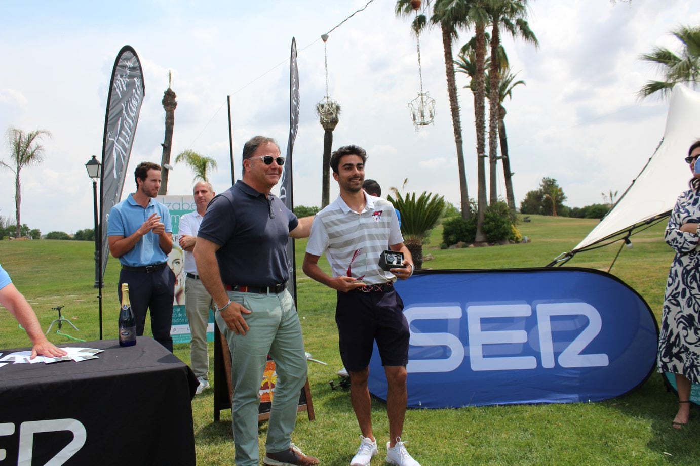 José Andrés Cortés, campeón del III Torneo de Golf Primavera Ser Extremadura, este domingo en Golf Guadiana, recibiendo el premio junto a Julián Zamora de BMW.