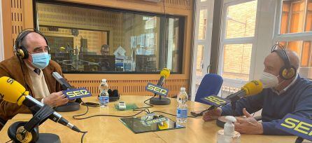 Juan Ramón Calero (izquierda) y Antonio Bódalo (derecha) en los estudios de Radio Murcia durante el especial Hoy por hoy sobre el debate y votación de la moción de censura contra el Gobierno de José Ballesta