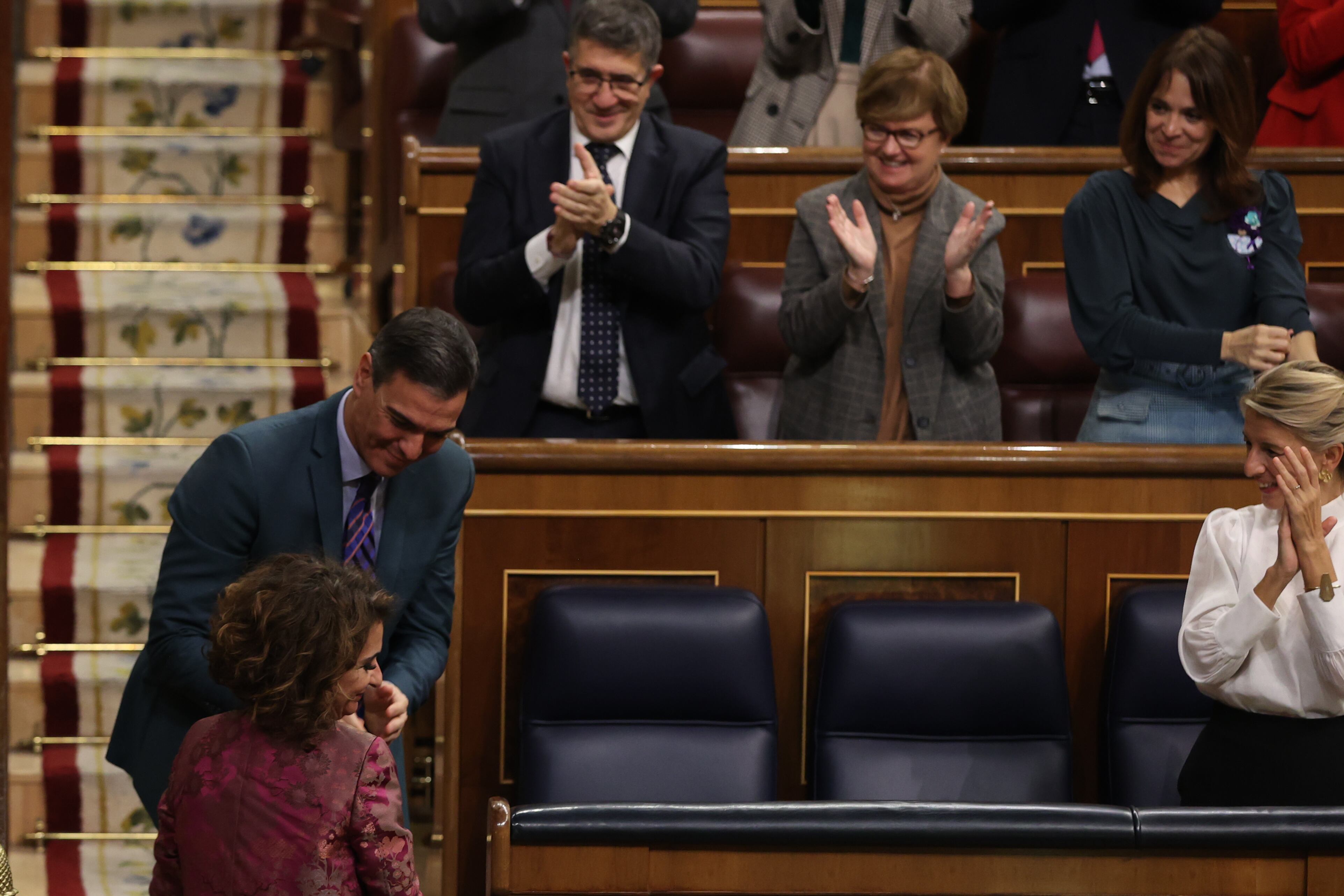 El presidente del Gobierno, Pedro Sánchez, felicita a la ministra de Hacienda y Función Pública, María Jesús Montero, en el Congreso