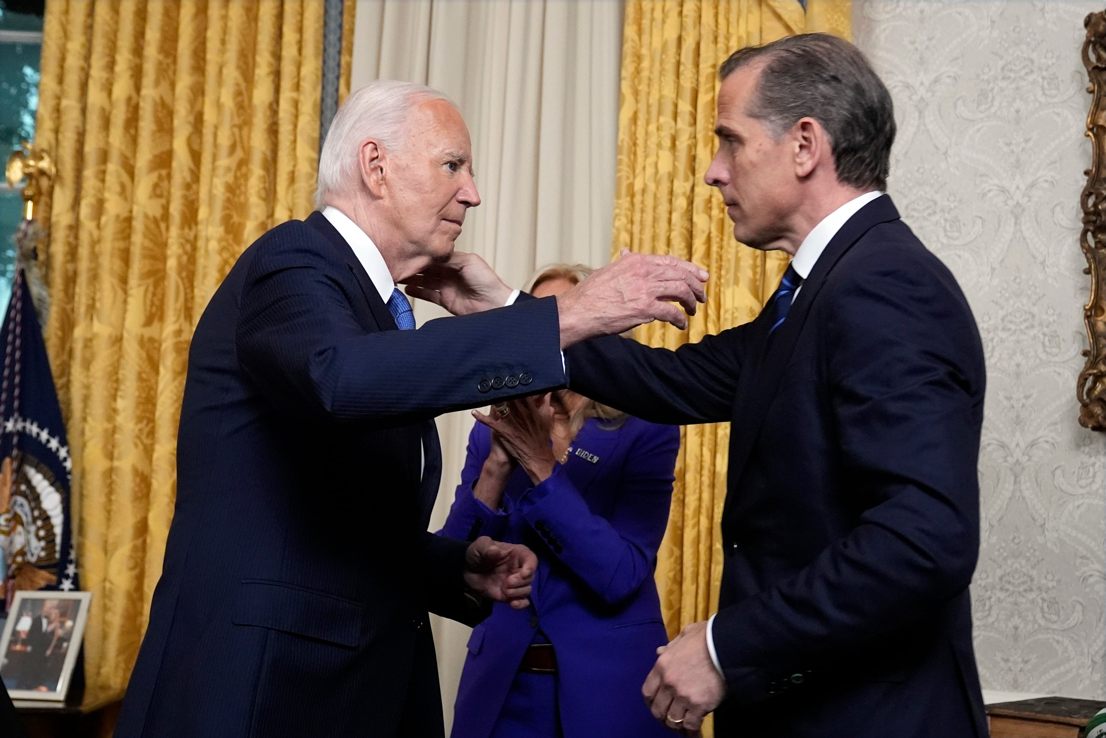 El presidente de EEUU, Joe Biden, abraza a su hijo Hunter en el despacho oval de la Casa Blanca, en una imagen de archivo.