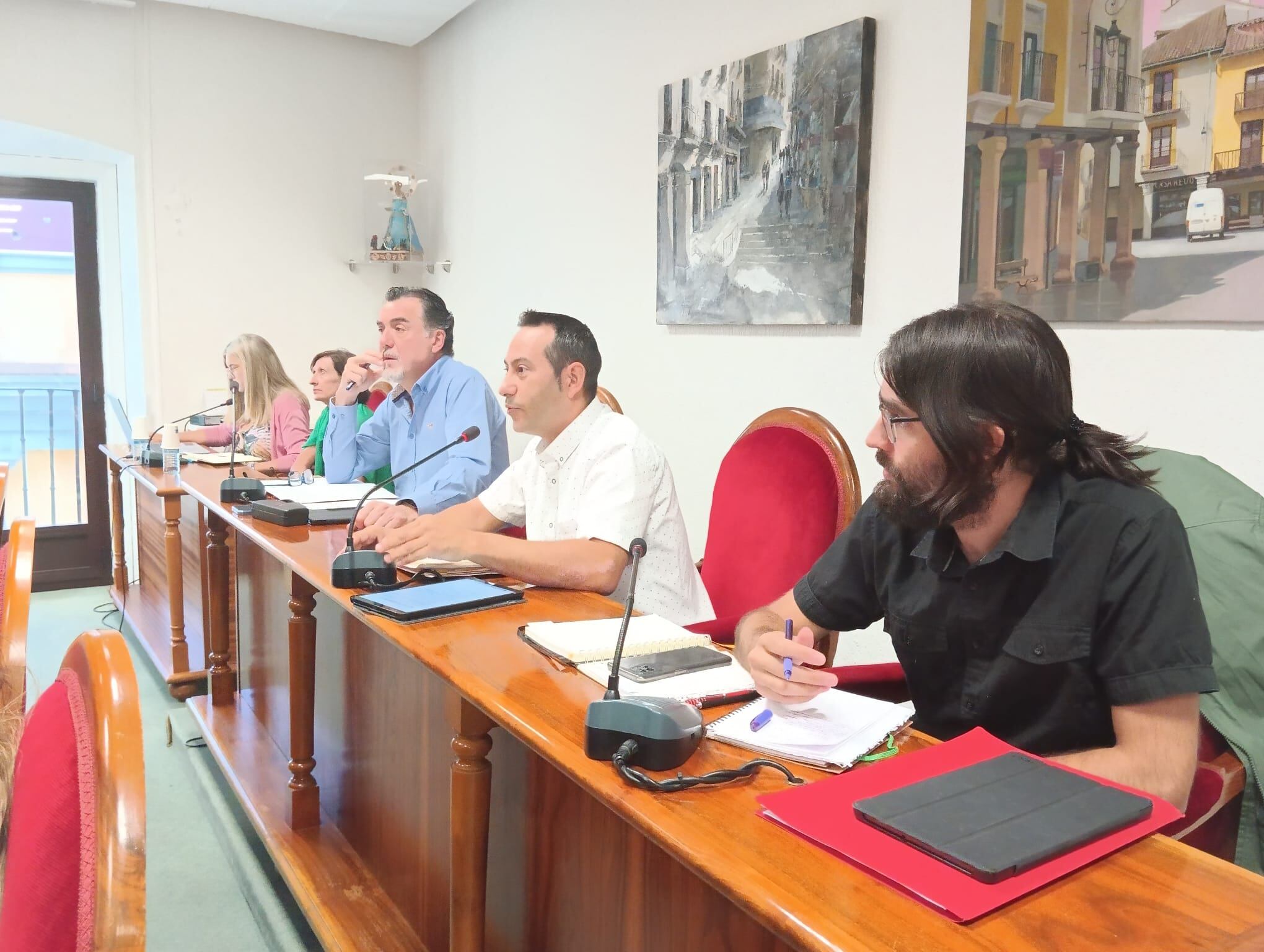 Andrés Gonzalo (de blanco), el concejal de Servicios Sociales, exponía las características de este servicio