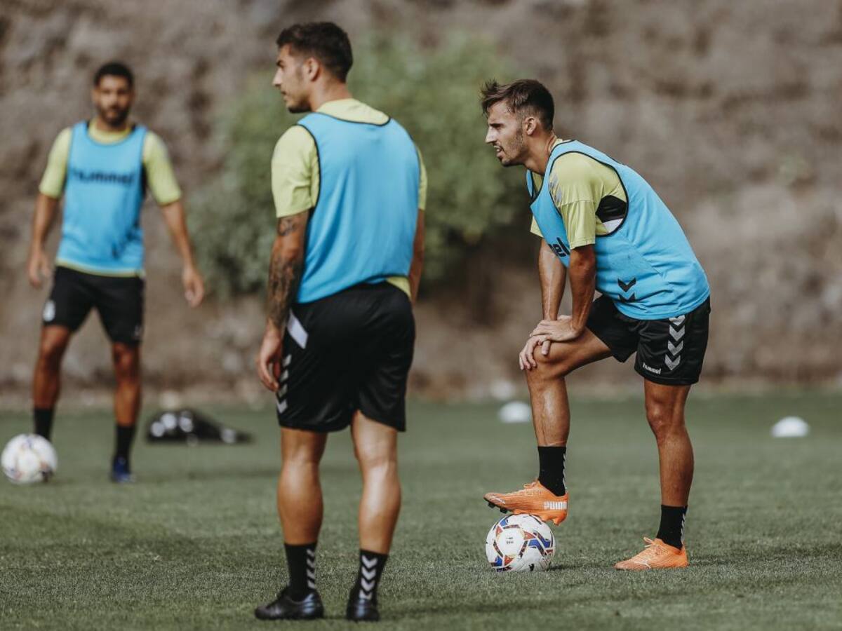 La UD Las Palmas comienza a preparar su estreno en casa ante el Fuenlabrada