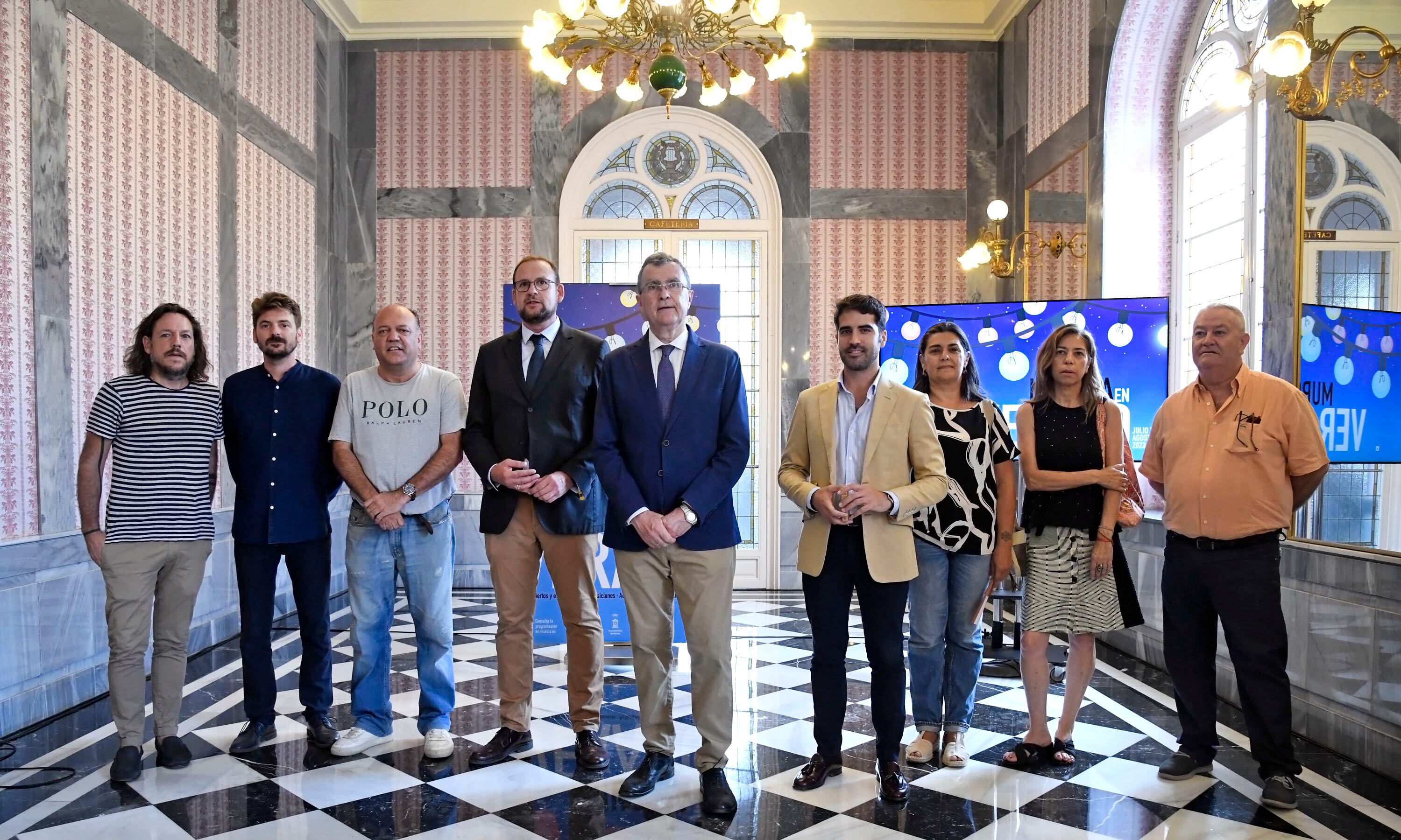 El alcalde de Murcia, José Ballesta, acompañado por el concejal de Cultura e Identidad, Diego Avilés, y el concejal de Desarrollo Urbano y Ciudad Inteligente, José Guillén, ha presentado el programa cultural y de ocio ‘Murcia en Verano