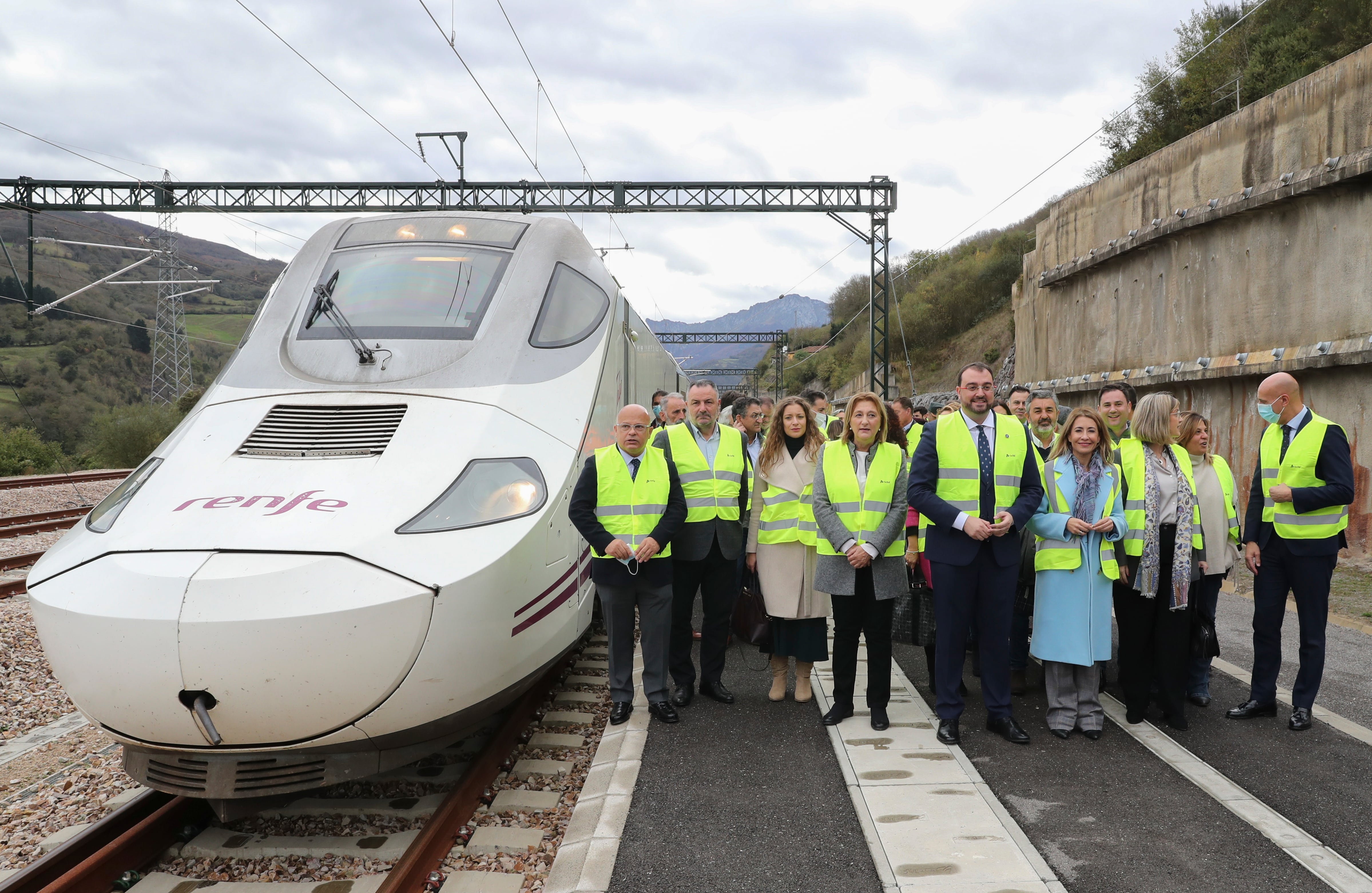 La delegada del Gobierno Delia Losa (4i) junto al resto de autoridades en el trayecto realizado entre La Robla (León) y Campomanes (Asturias) realizado el pasado mes de noviembre