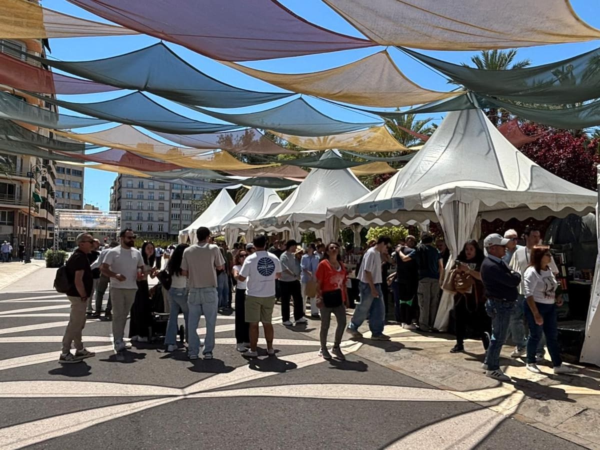 Éxito en la Feria del Libro de Elche con más de 30.000 visitantes