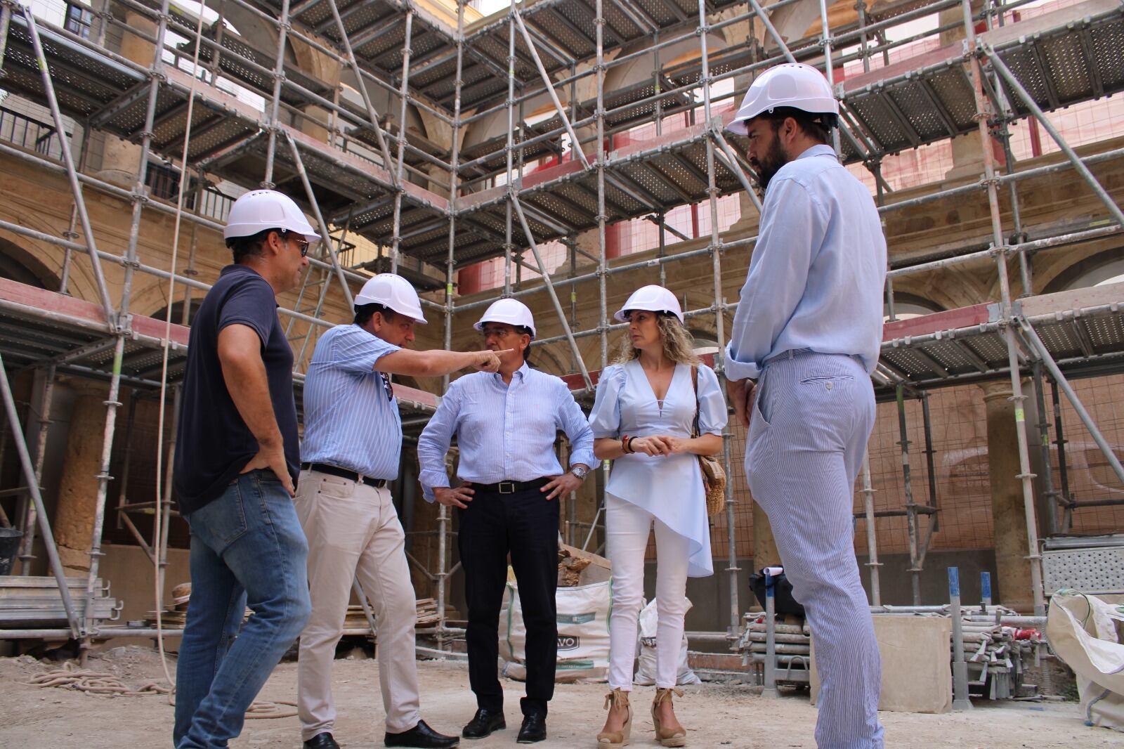 El arquitecto director de las obras, Juan Carlos Cartagena; el concejal de Cultura, Santiago Parra; y la teniente de alcalde de Tradiciones, María de las Huertas García Pérez, centro, en las obras de claustro, este jueves.