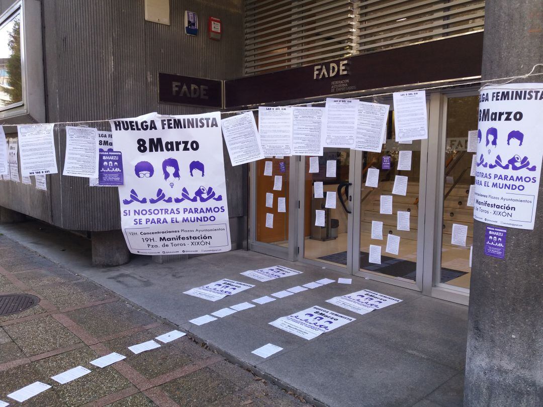 El Movimiento Asturies 8M que coordina las movilizaciones y la huelga feminista del 8 de marzo, Día de la Mujer, empapeló la sede de la FADE en Oviedo para reivindicar la igualdad laboral.