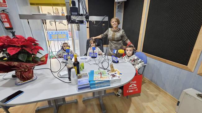 Alumnos y alumna del CEIP 'Dr. Fleming', acompañados por la directora del centro