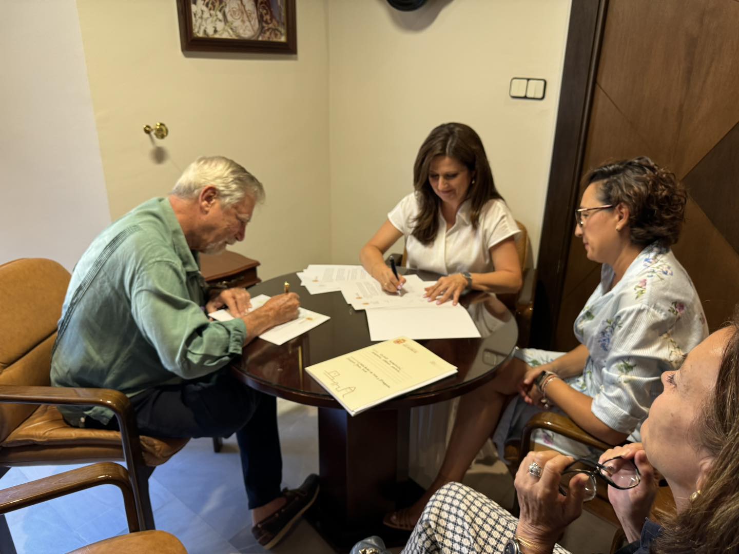 El anterior propietario de los terrenos, Carlos Romero de Torres, y la alcaldesa de Alcaudete, Yolanda Caballero, firman la compraventa de las parcelas.