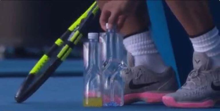 Rafa Nadal coloca una de sus botellas durante el partido de segunda ronda del Open de Australia.