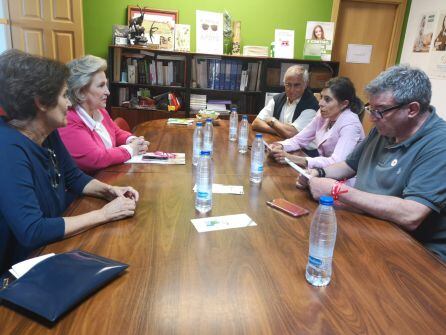 La candidatura socialista se reunió con los representantes de la AECC